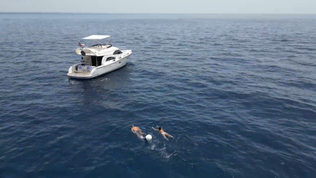 Nadar en las aguas azules de Tenerife