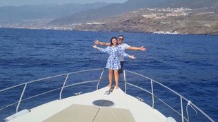 Glückliches Paar am Bug der Yacht