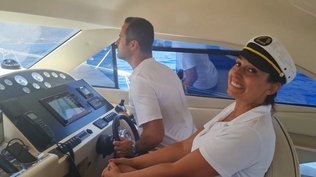 Unser Kapitän und die freundliche Stewardess