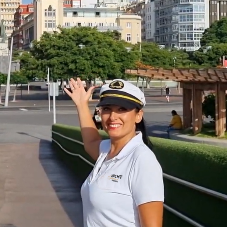 Azafata Jenny frente a Santa Cruz de Tenerife