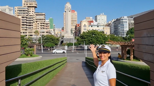 Stewardess Jenny vor Santa Cruz de Tenerife