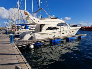 Yate en el puerto de Santa Cruz de Tenerife