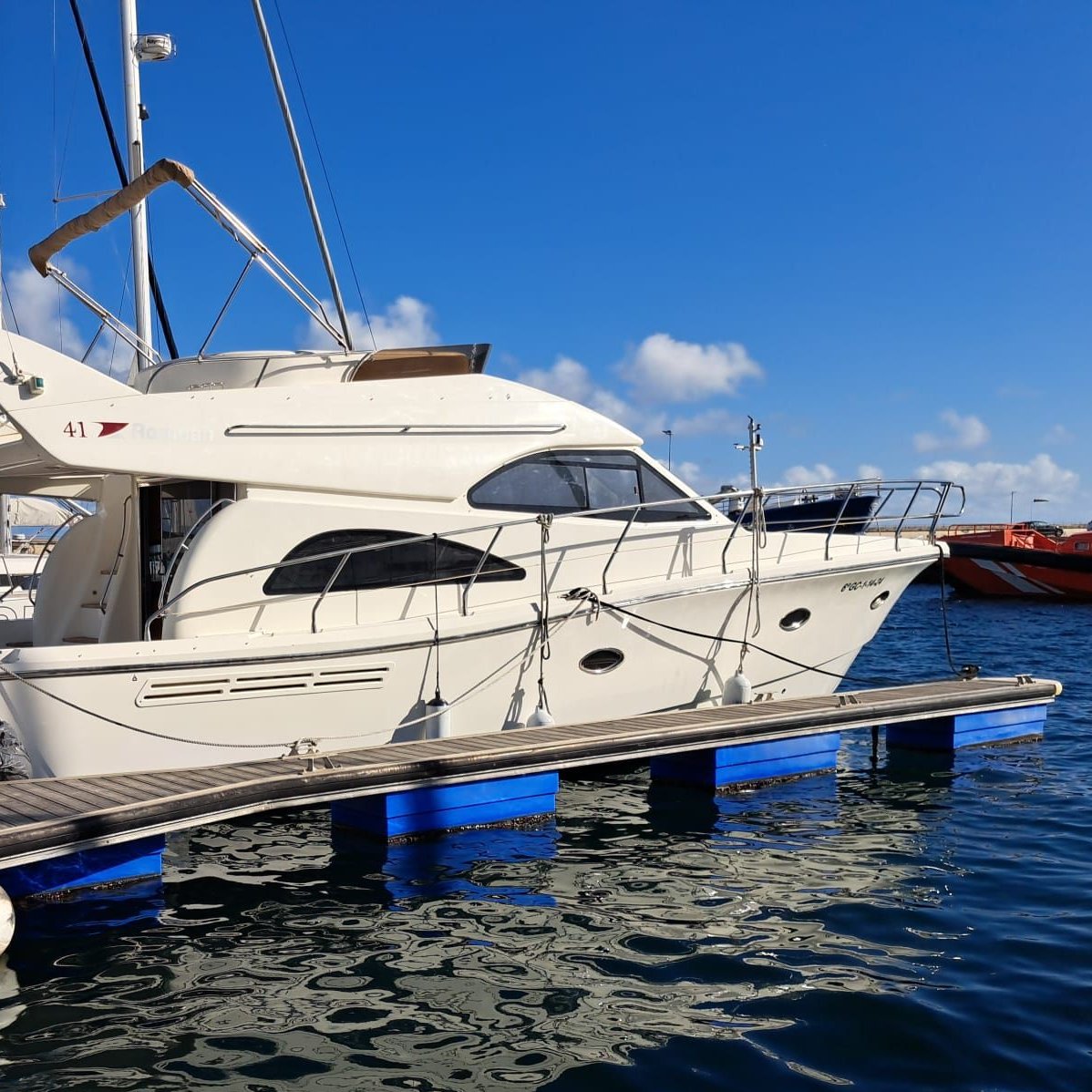 Yate en el puerto de Santa Cruz de Tenerife