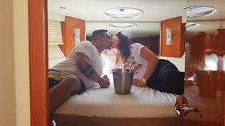 Pareja en el dormitorio del yate