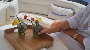 Disfrute de cócteles en un ambiente lujoso.