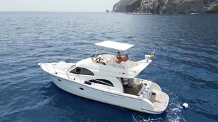 Yacht in der Bucht von Playa de Antequera